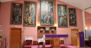 Parroquia Nuestra Señora de Los Álamos - altar y cuadros