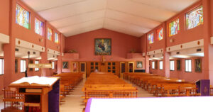 Parroquia Nuestra Señora de Los Álamos - frontal mesa, atril, biblia, bancos