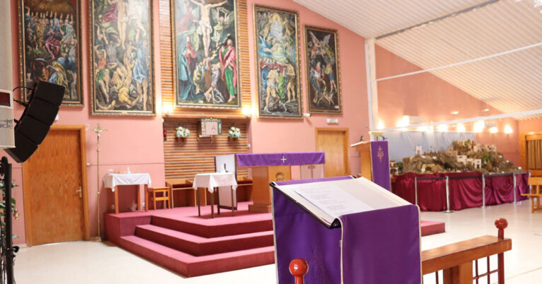 Parroquia Nuestra Señora de Los Álamos - altar frontal y atril coro