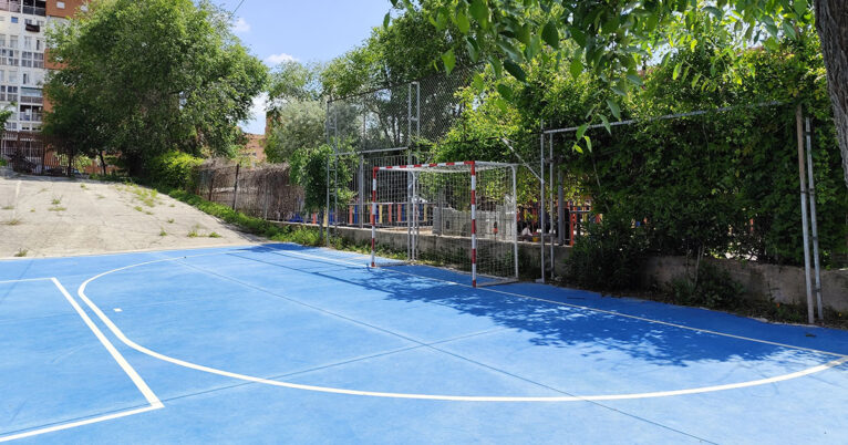 Parroquia Nuestra Señora de Los Álamos - patio exterior actividades juveniles