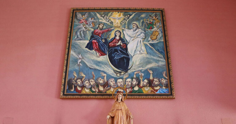 Parroquia Nuestra Señora de Los Álamos - cuadro y Virgen interior templo