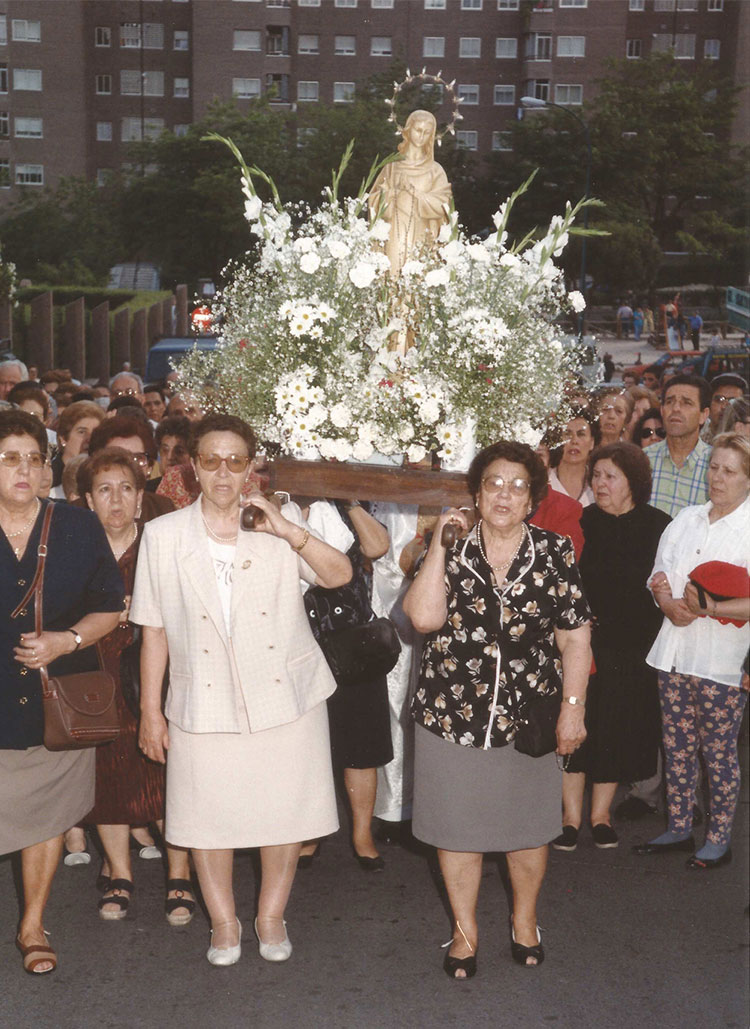 Historia-imagenes-parroquia-los-alamos-104-procesion-mayo-1999
