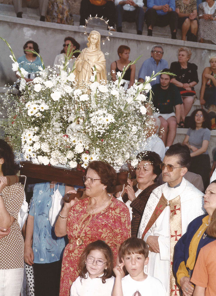 Historia-imagenes-parroquia-los-alamos-105-procesion-mayo-1999