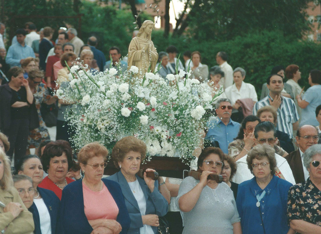 Historia-imagenes-parroquia-los-alamos-106-procesion-2000