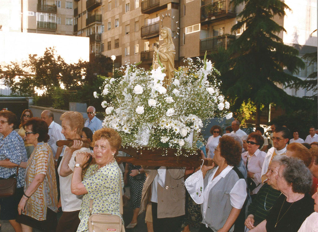 Historia-imagenes-parroquia-los-alamos-107-procesion-2000