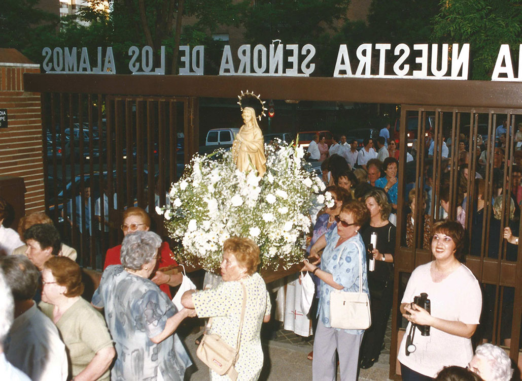 Historia-imagenes-parroquia-los-alamos-109-procesion-2001
