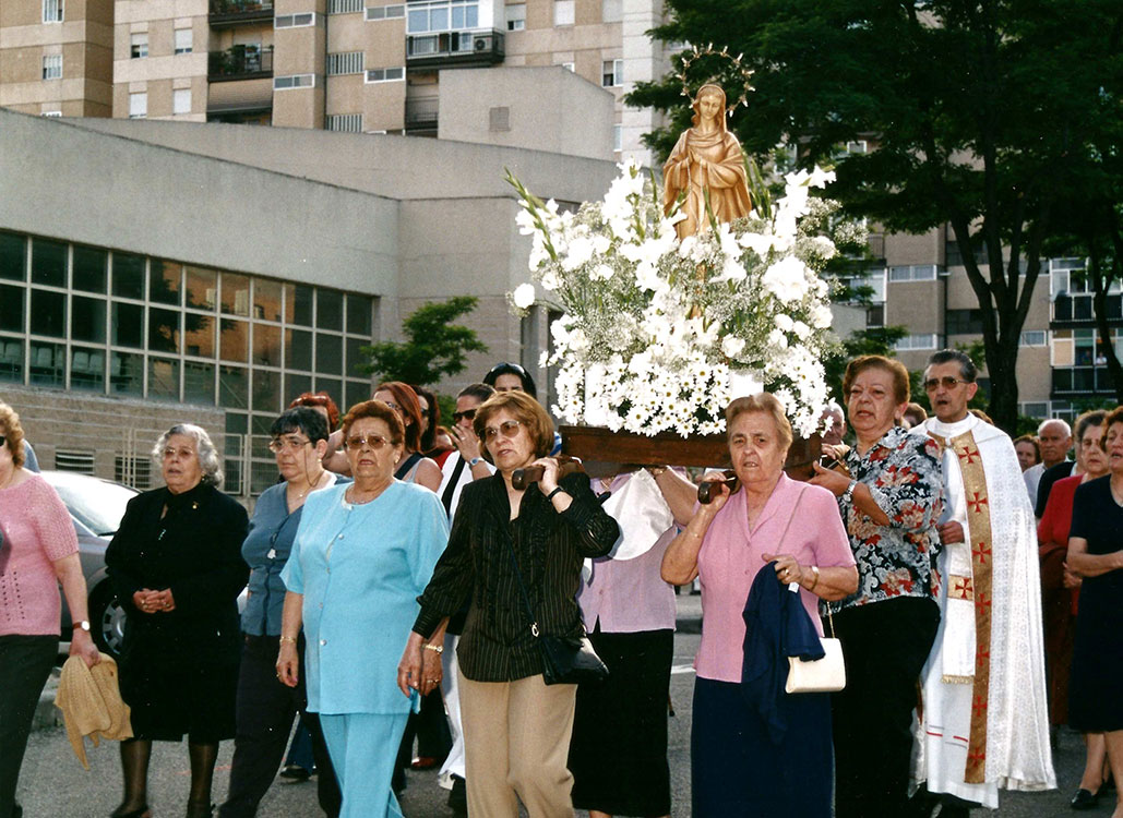 Historia-imagenes-parroquia-los-alamos-113-procesion-2004
