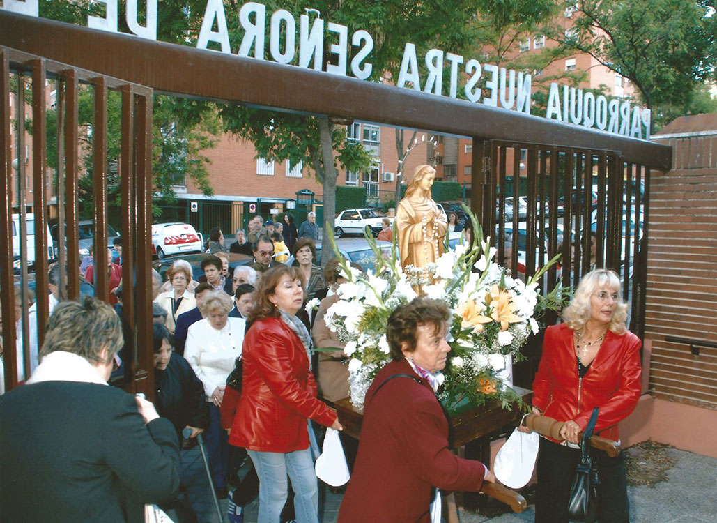 Historia-imagenes-parroquia-los-alamos-114-procesion-2008