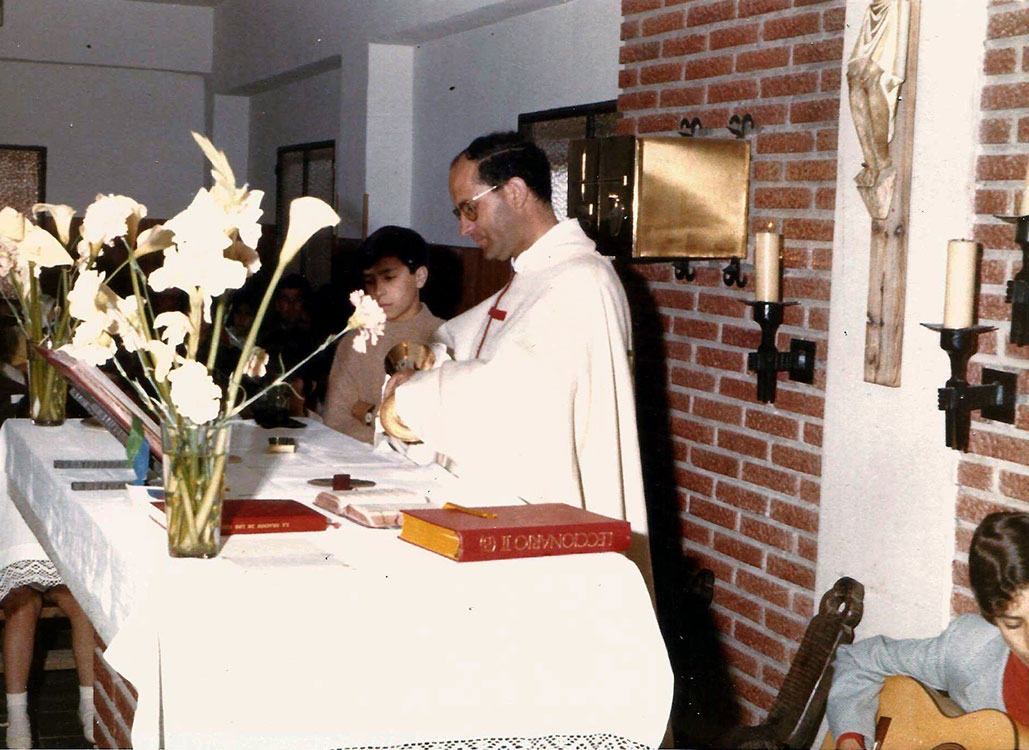 Historia-imagenes-parroquia-los-alamos-2-capilla-eucaristia-1979
