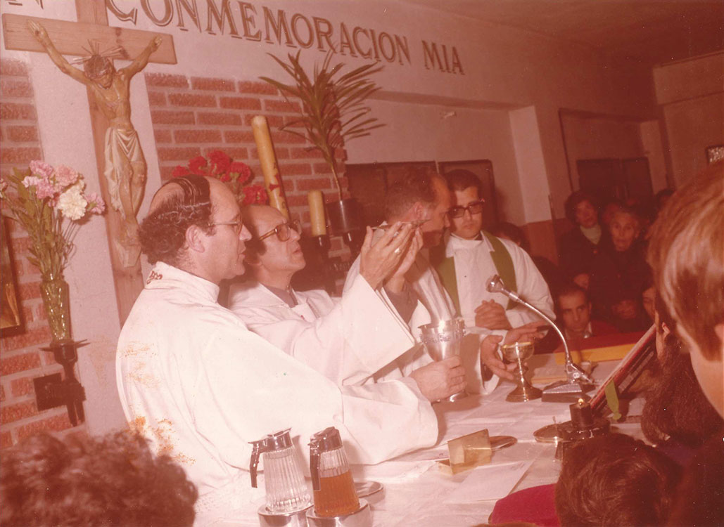 Historia-imagenes-parroquia-los-alamos-2-misa-capilla-2