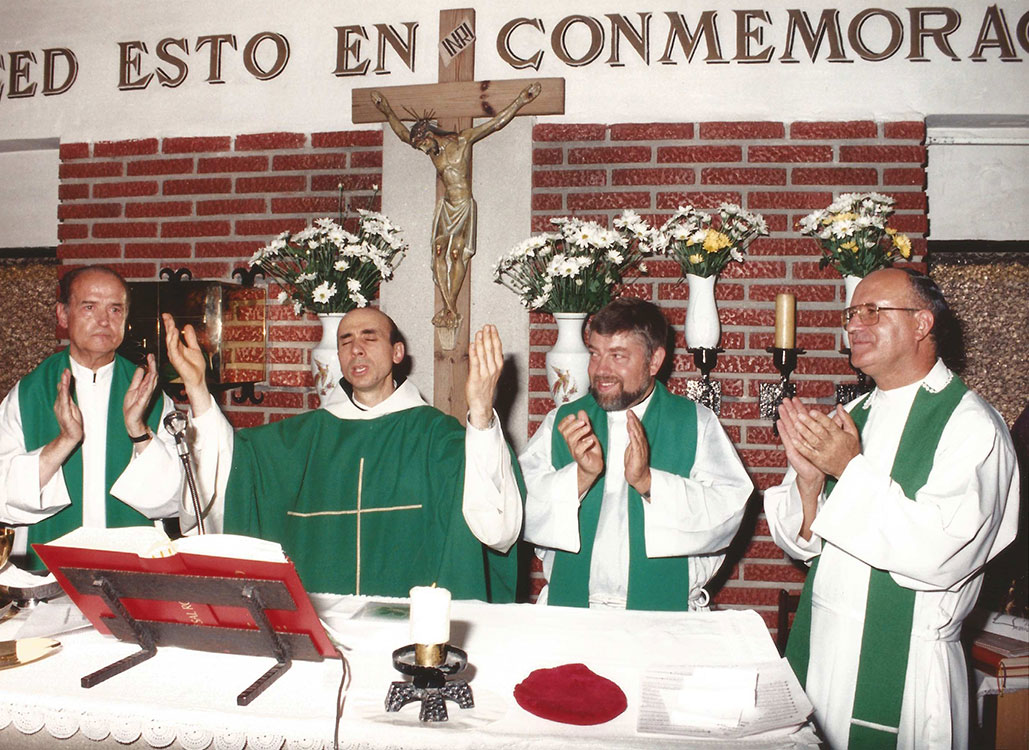 Historia-imagenes-parroquia-los-alamos-40-primera-misa-trapense-Emilio