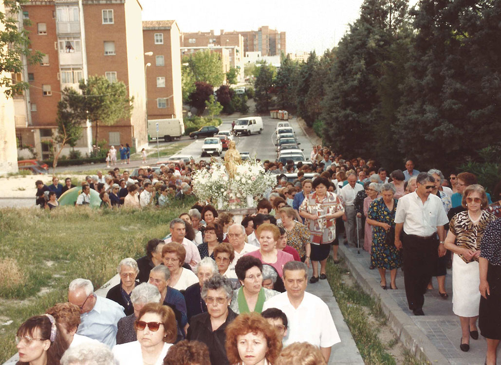 Historia-imagenes-parroquia-los-alamos-66-procesion-mayo-1994