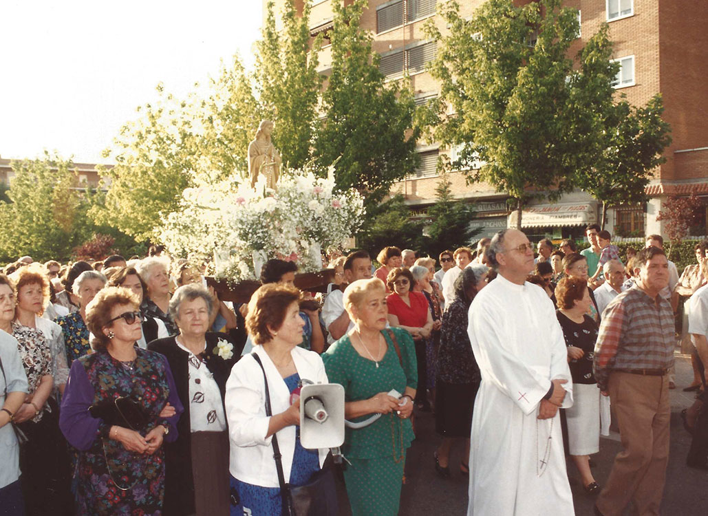 Historia-imagenes-parroquia-los-alamos-67-procesion-mayo-1994