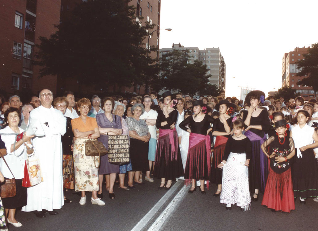 Historia-imagenes-parroquia-los-alamos-68-procesion-mayo-1995