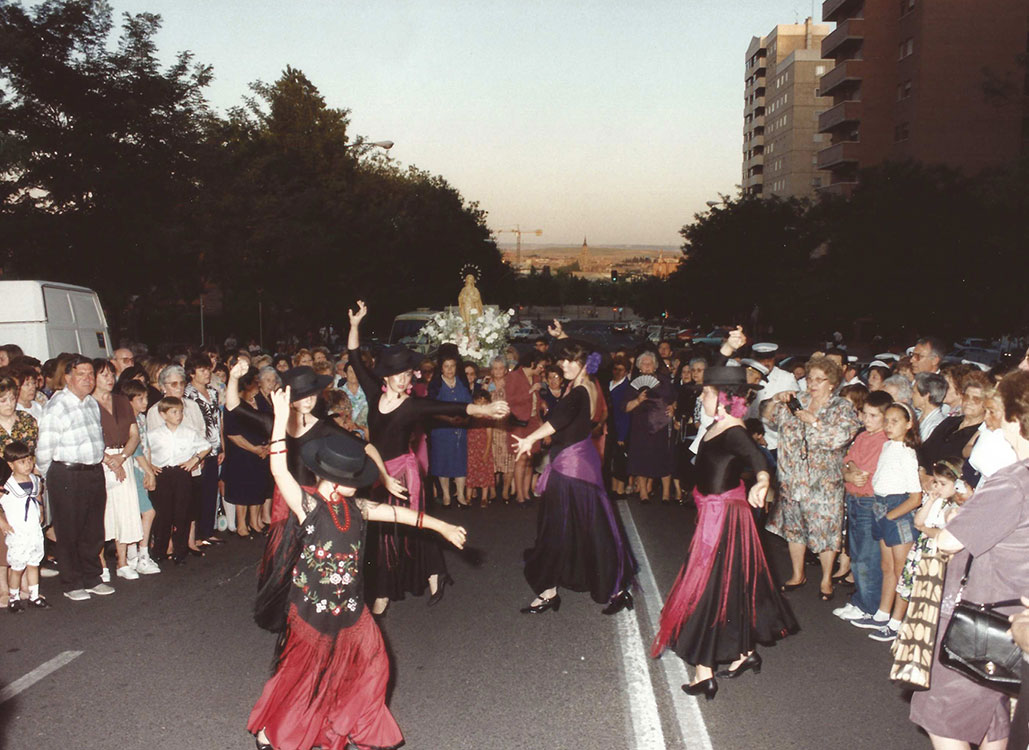 Historia-imagenes-parroquia-los-alamos-70-procesion-mayo-1995