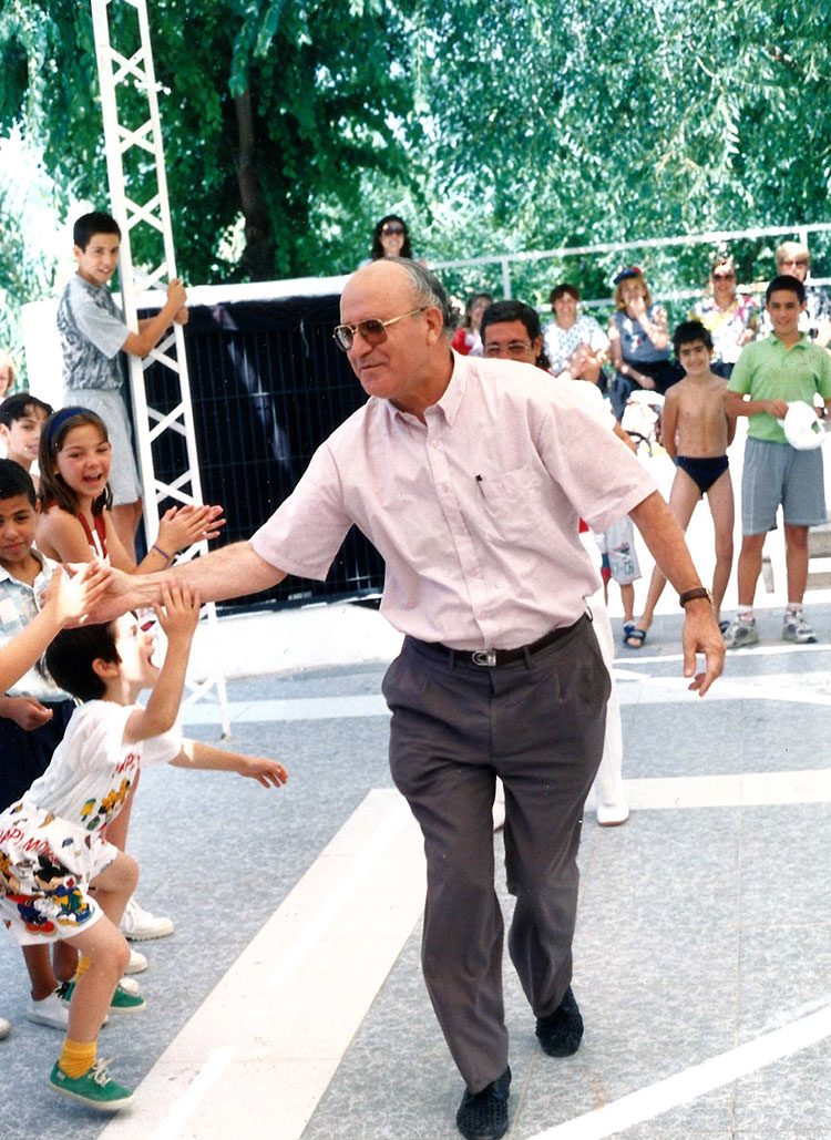 Historia-imagenes-parroquia-los-alamos-87-don-florentino-aula-cultural-junio-1996